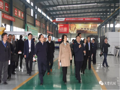 濟(jì)寧市委常委、組織部部長孔凡萍帶領(lǐng)全市“兩新”組織黨建工作現(xiàn)場觀摩團(tuán)蒞臨天意機(jī)械調(diào)研指導(dǎo)